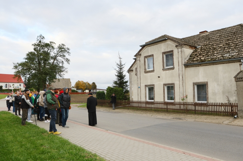 Spacer z historią w tle